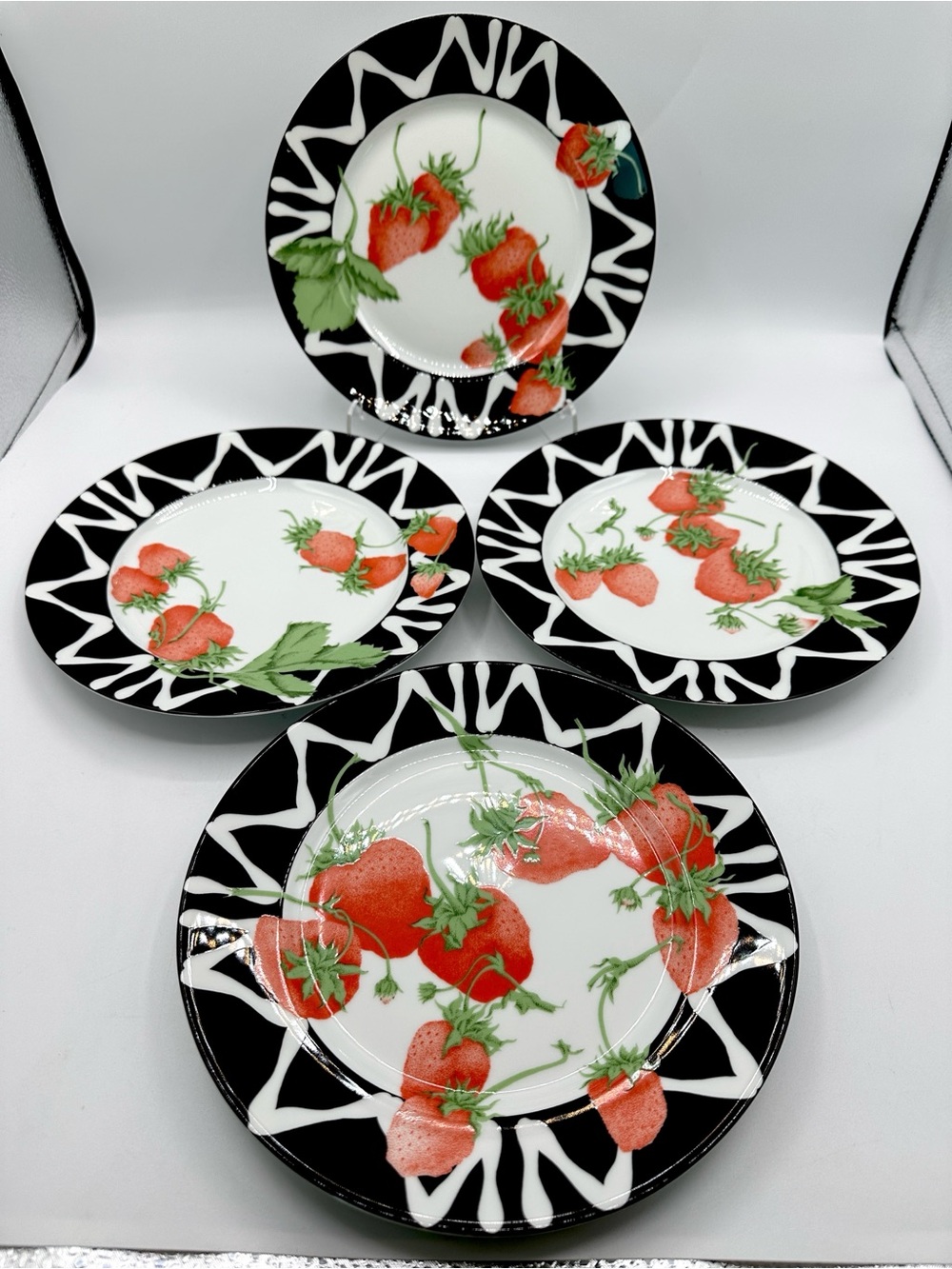 4 Limoges “Fraise Florida” French Luncheon Plates 1987 - Picture 3 of 7